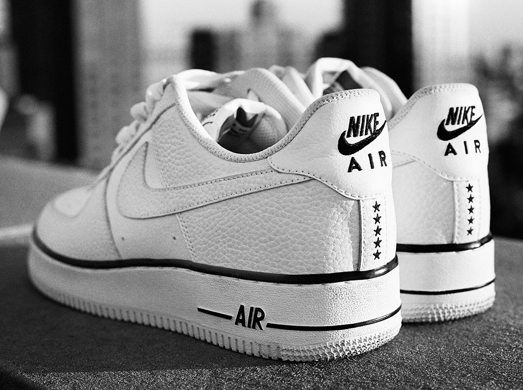 air force 1 black with white stripe