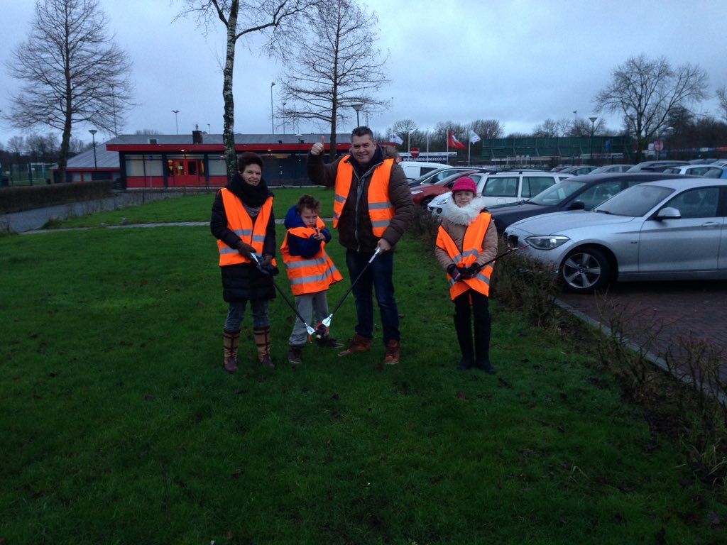 Ondanks waterige kou zijn vijf groene helden net begonnen <a href="/Roda46Leusden/">Roda'46</a> om zwerfafval op te ruimen