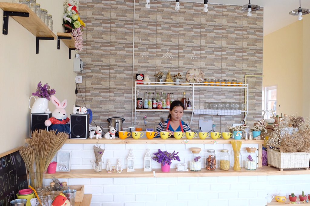 BrightMinho's tweet photo. ชอบบรรยากาศร้านแบบนี้จัง เค้าเรียกว่าการตกแต่งแบบไหนกันหรอ เป็นสีนวลๆสะอาดตา ถ่ายรูปทีคือแสบตาเลย
#MoreCafe #หลังมทส https://t.co/hKPs4uLtCE