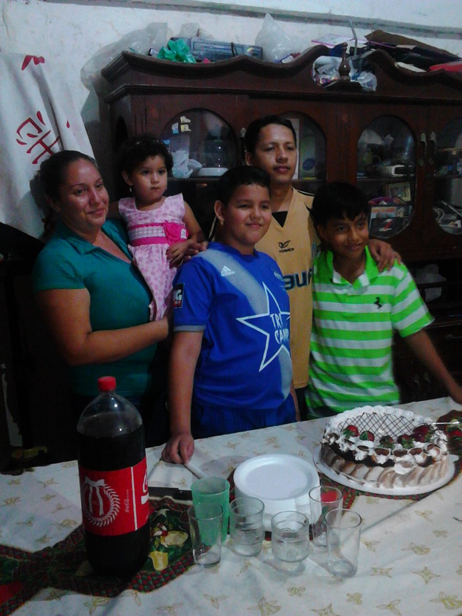 cecibel85's tweet photo. @cecibel85 @100xCientoFTBL isla trinitaria festejando cumpleaños https://t.co/jnthoppijH