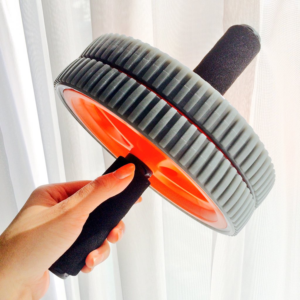 ゆきの ぢゃーん 腹筋ローラー ニトリのストレッチホイール 買ったおー ﾉ 腹筋9回位しか出来ないから鍛えるっていうか創造レベル ちょっとやってみたよ 膝コロやったんだけど むえっ って潰れたよ T Co 6gv72vd53e