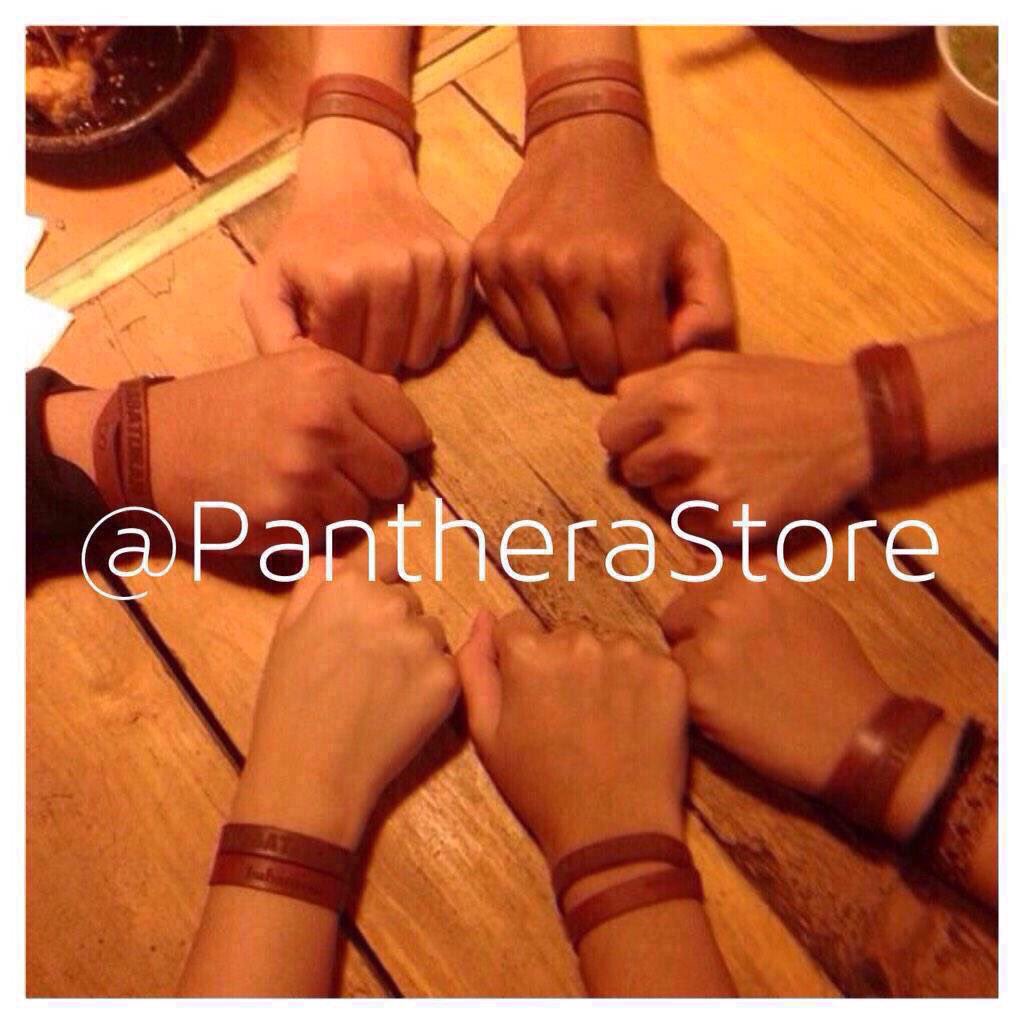 Nih biar makin kompak sm tmn order yuk gelang kulit custom nya! Bebas tulis apapun yg kamu mau! INVITE PIN: 5C8EA7D