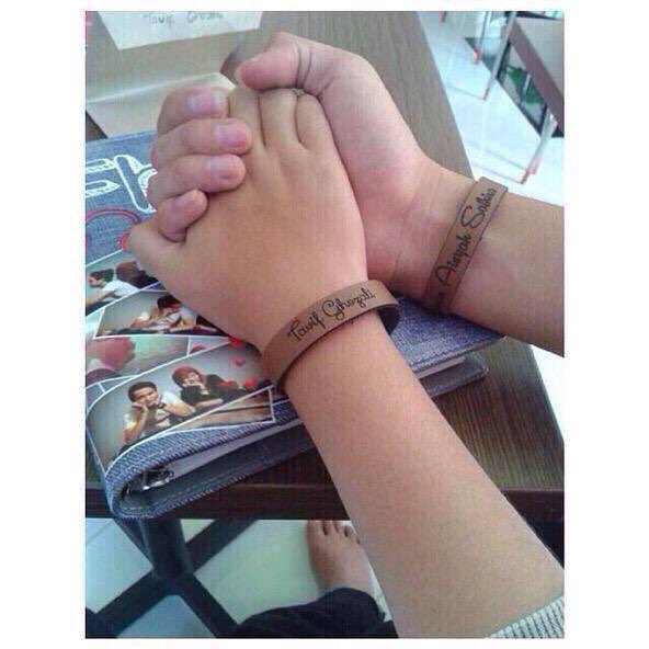 Kapan lagi bisa couple brg pacar pakai gelang kulit ini? Makin romantis!! Yuk order bisa di tulis apa aja!👏 5C8EA7D