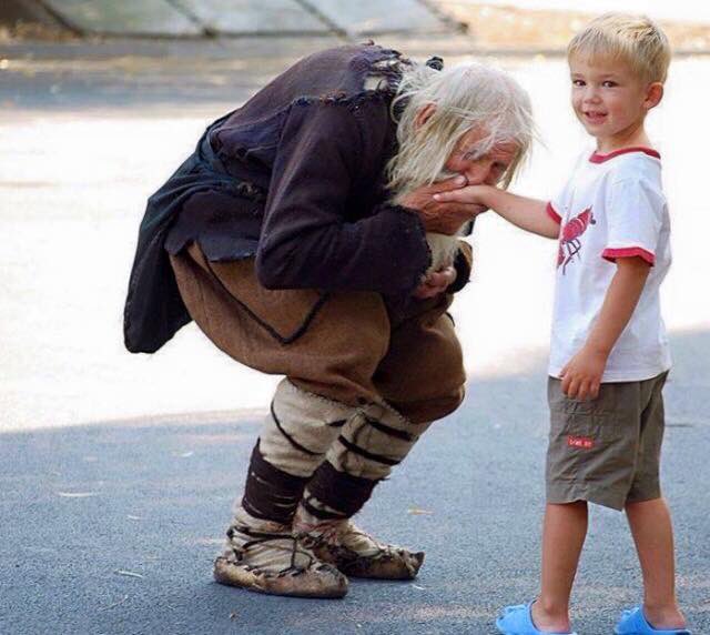 القلوب الطييبة 
تعطي الكثير وتقنع بالقليل.✏️