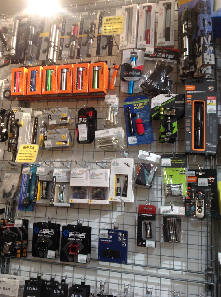 COGGEY_KAWASAKI's tweet image. ツーリングが増える季節の前に携帯工具、ポンプのご準備もコギー川崎駅前店にお任せ下さい！
#コギー #COGGEY #ロードバイク #ROADBIKE #トピーク #TOPEAK #TNI #cannondale