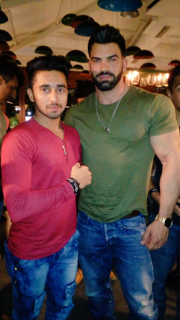 themohinkhan's tweet photo. "With @Sergiconstance at BBQ party...!!!" #BeLegend #AesthetixEra #BodyPowerIndia #DinnerWithLegends https://t.co/9LndxtM42J