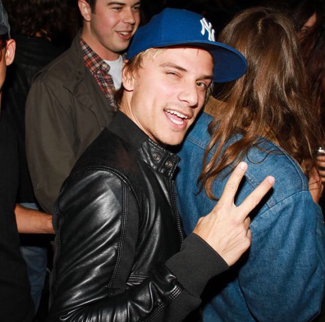 FakingAnEmo's tweet image. Throwback