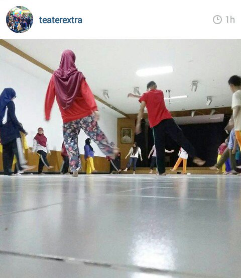 Pemanasan dulu yuk, biar badan gak kaku. Adek adeknya mau tampil di acara kuliner tanggal 21 januari di wep. Capcus😍