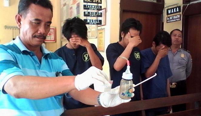 Waduw! Botol Susu Bayi dan Dotnya Dijadiin Bong oleh 3 Pemuda ini jabarpublisher.com/index.php/2016…