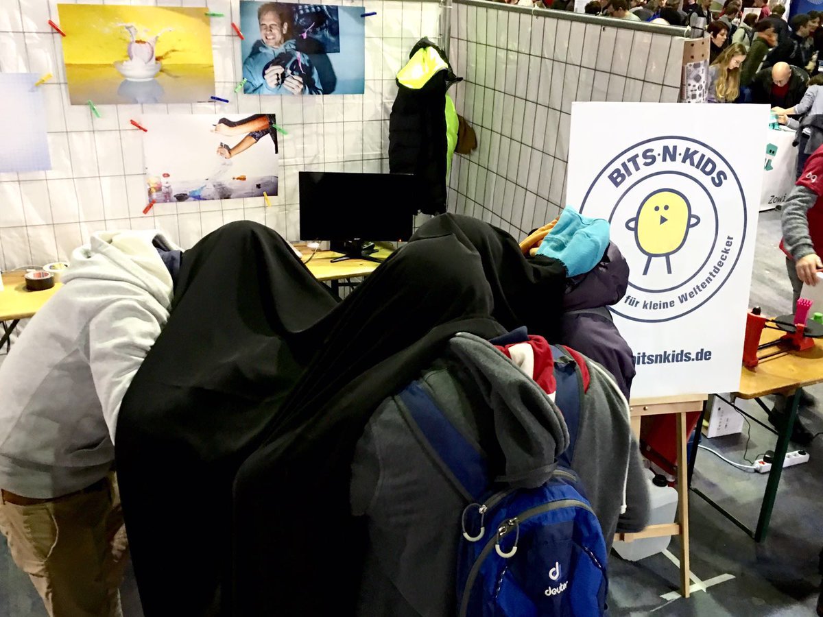 Bits-N-Kids (@bits_n_kids) on Twitter photo Da stecken welche unter einer Decke. Was sie dort tun? Findet es heraus an unserem Stand auf der <a href="/MakeMunich/">Make Munich</a>. Da stecken welche unter einer Decke. Was sie dort tun? Findet es heraus an unserem Stand auf der <a href="/MakeMunich/">Make Munich</a>.