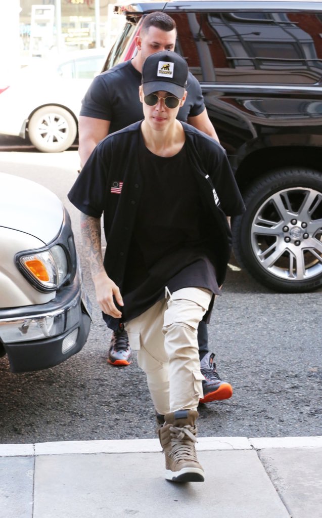 justinbieberID's tweet photo. #JBIDINFO (15 Jan) Justin spotted out in Beverly Hills, California https://t.co/93Kt4pcplb