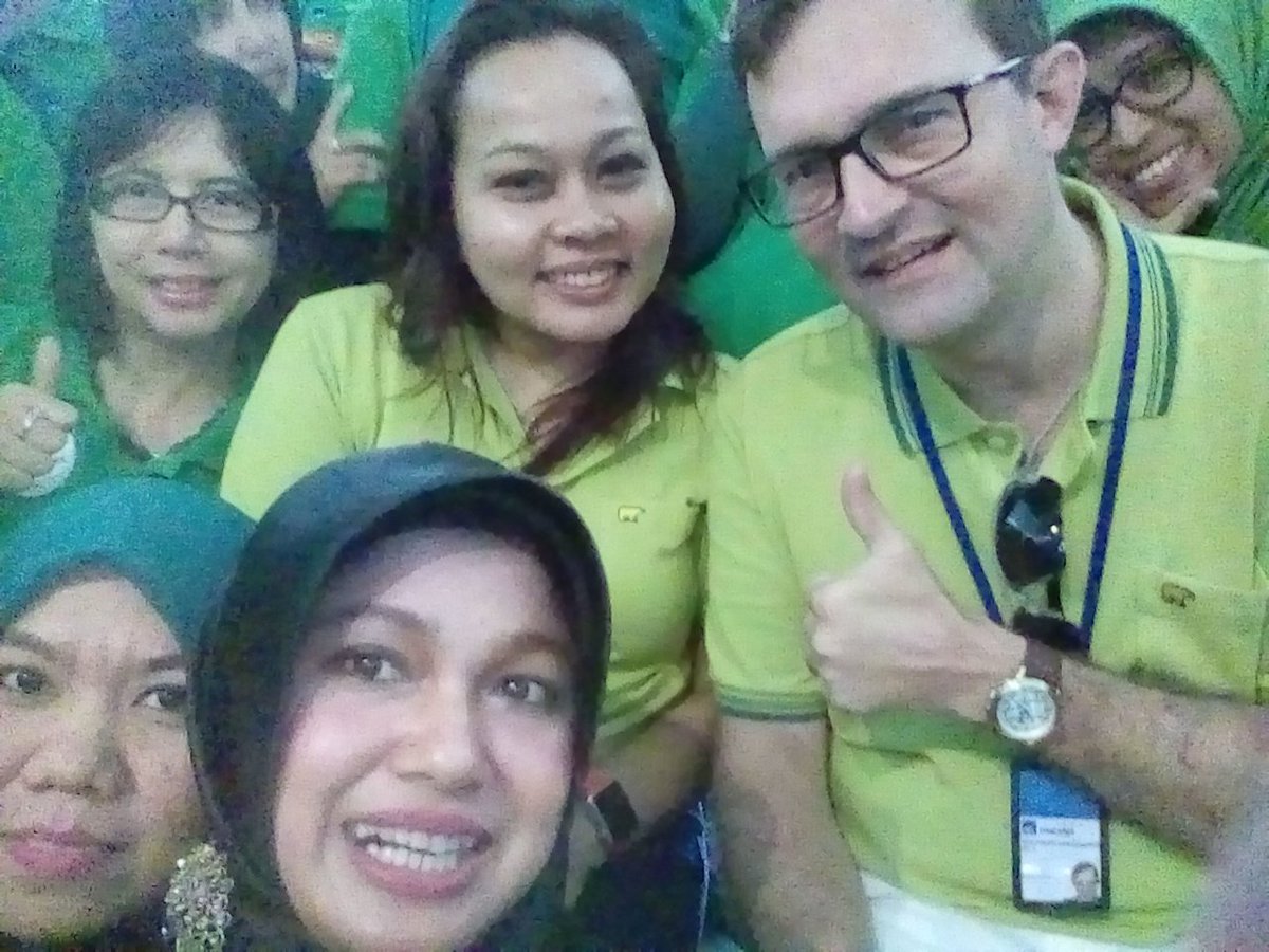 fatimahfauzi82's tweet photo. Selfie with HOS,BOD slam 200M#proudofaxamandiri #ibb2016 #regionsyariah @tisyediah @jphvds @InaMuchtar1 @wiwikirma18 https://t.co/0iugQPKrqg