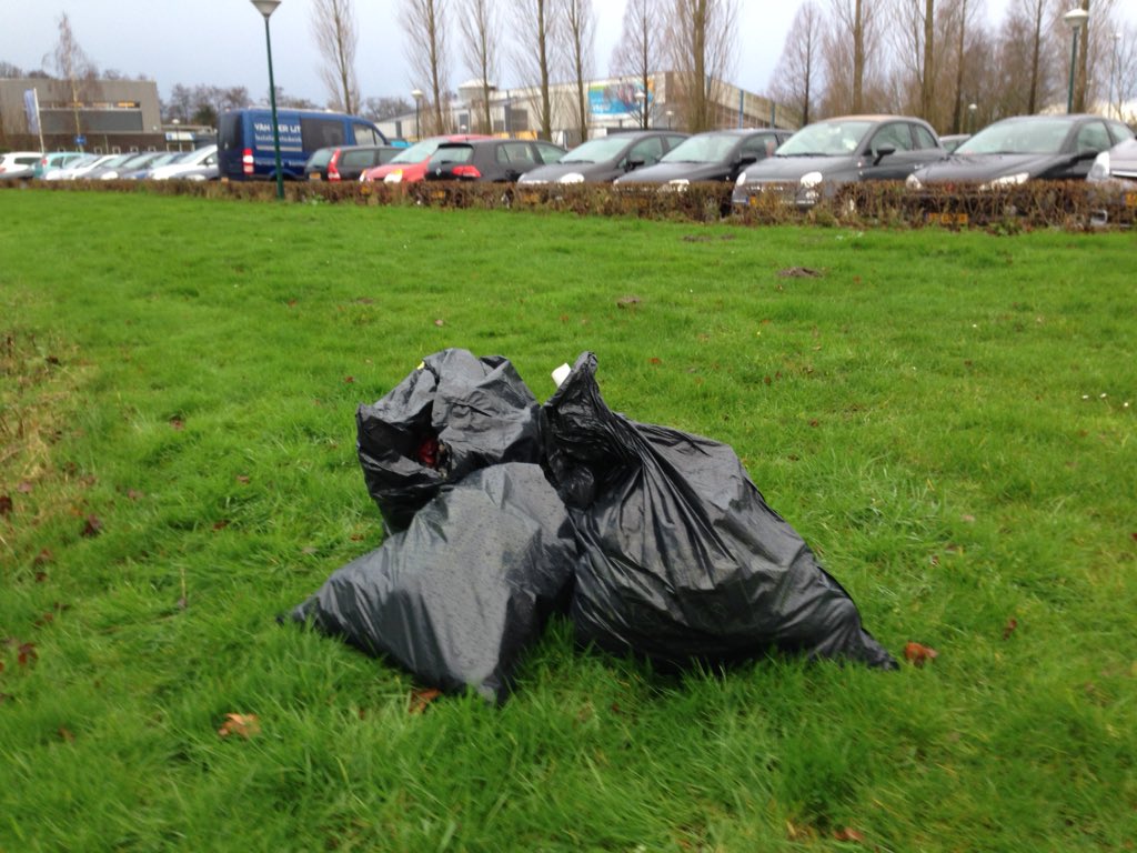 De oogst van 30 minuten: 3 condooms, wietzakjes, wijnflessen, Octopus zwempootje, bierblikjes en snoepzakjes