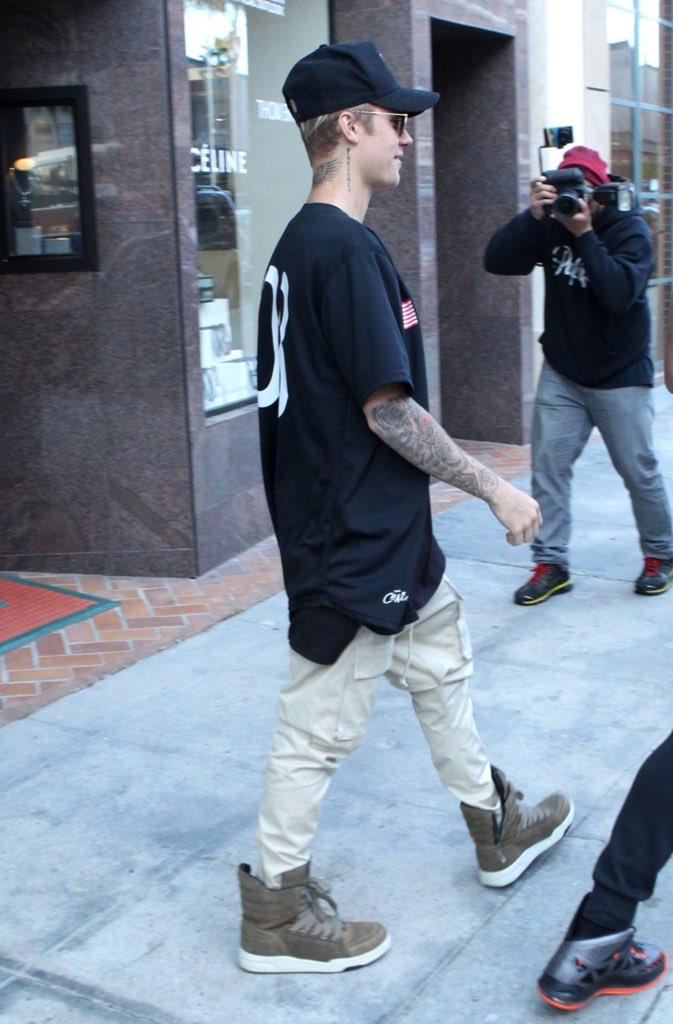 justinbieberID's tweet photo. #JBIDINFO (15 Jan) Justin spotted out in Beverly Hills, California (4) https://t.co/B3qlecsVox