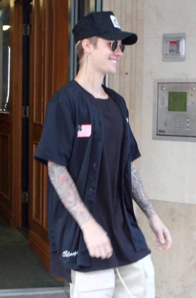 justinbieberID's tweet photo. #JBIDINFO (15 Jan) Justin spotted out in Beverly Hills, California (5) https://t.co/ni4CopebwC