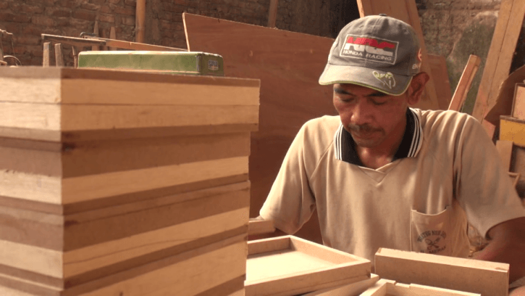 Pengrajin Kerajinan Tangan Tasikmalaya Siap Hadapi MEA jabarpublisher.com/index.php/2016…