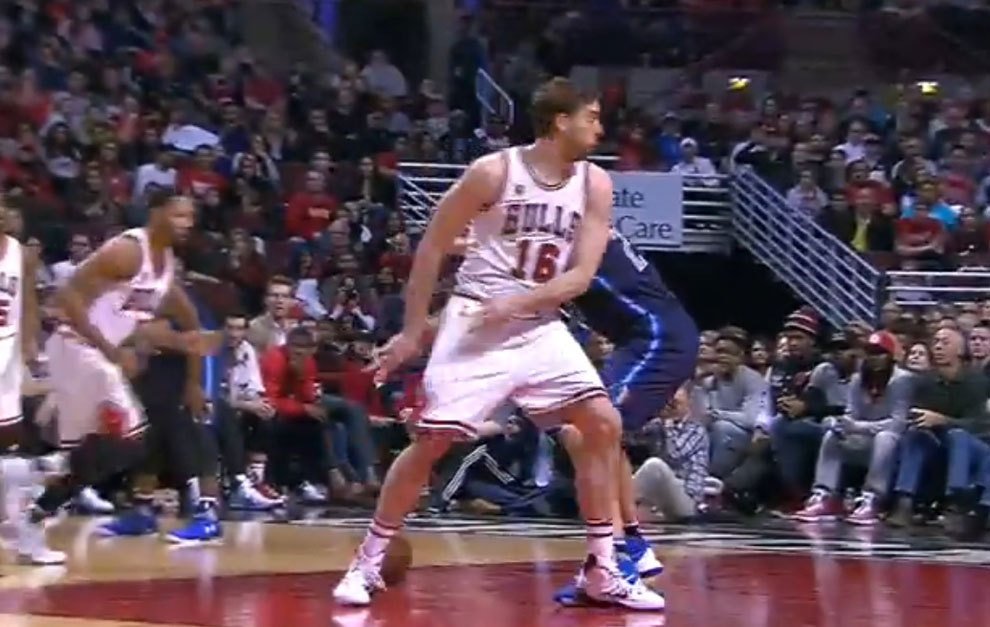 Por detalles como este <a href="/PauGasol/">Pau Gasol</a> merece ser titular en el 'All Star' ▶ ow.ly/X8RD6 #NBAVOTE