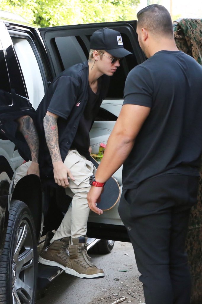 justinbieberID's tweet photo. #JBIDINFO (15 Jan) Justin at Brooklyn Projects skate park in Los Angeles, California https://t.co/ph47kfn9Ju