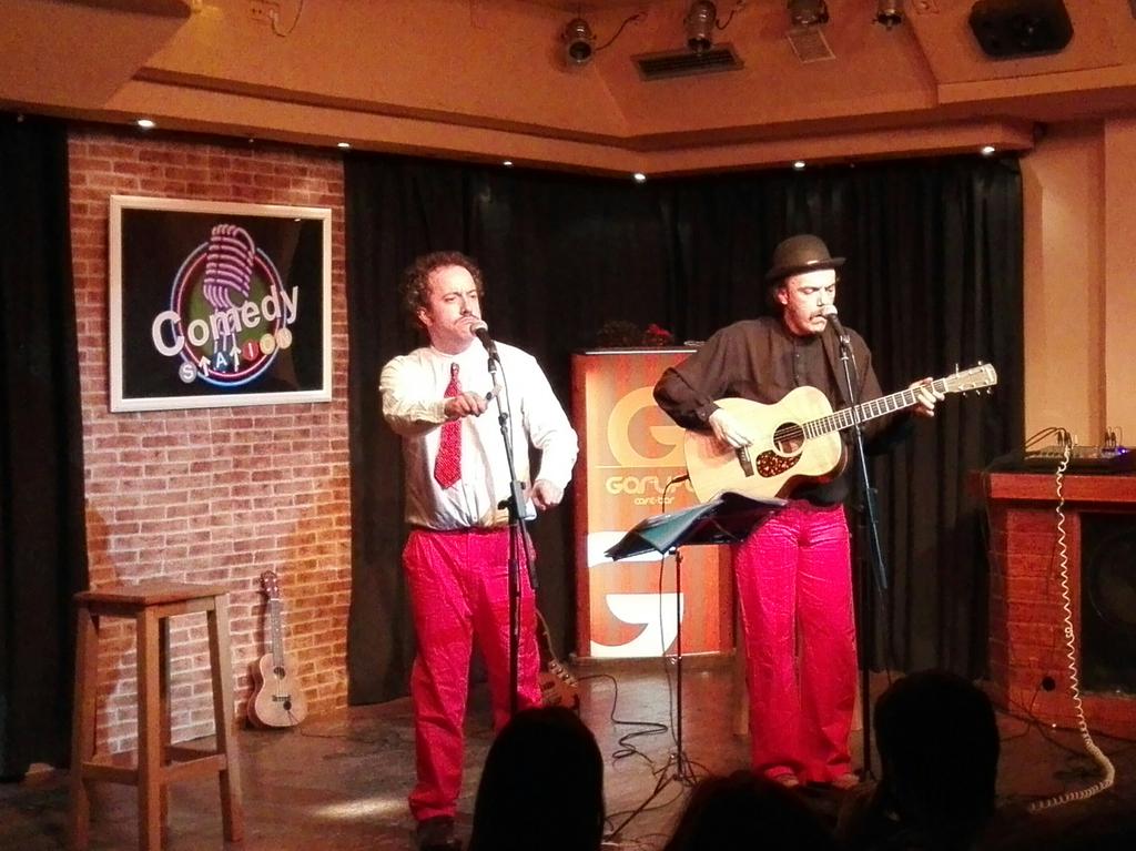 Buenos momentos nos hicieron pasar ayer <a href="/los_pocos/">Los Pocos</a> en Sevilla. Seguís así... O no... O yo que sé!