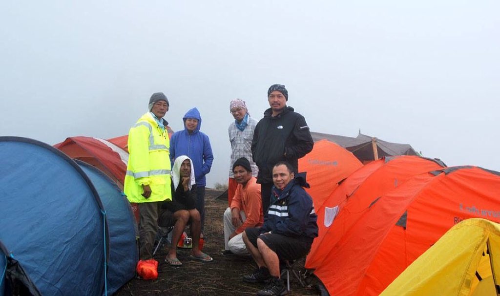 rinjanitrekker's tweet photo. See you on April! ✋

Thick fog at Sembalun Rim (2800 asl)
photo by @monteverdo.barnsley

#proudtoberinjanitrekker https://t.co/SrfXQ7qMUv