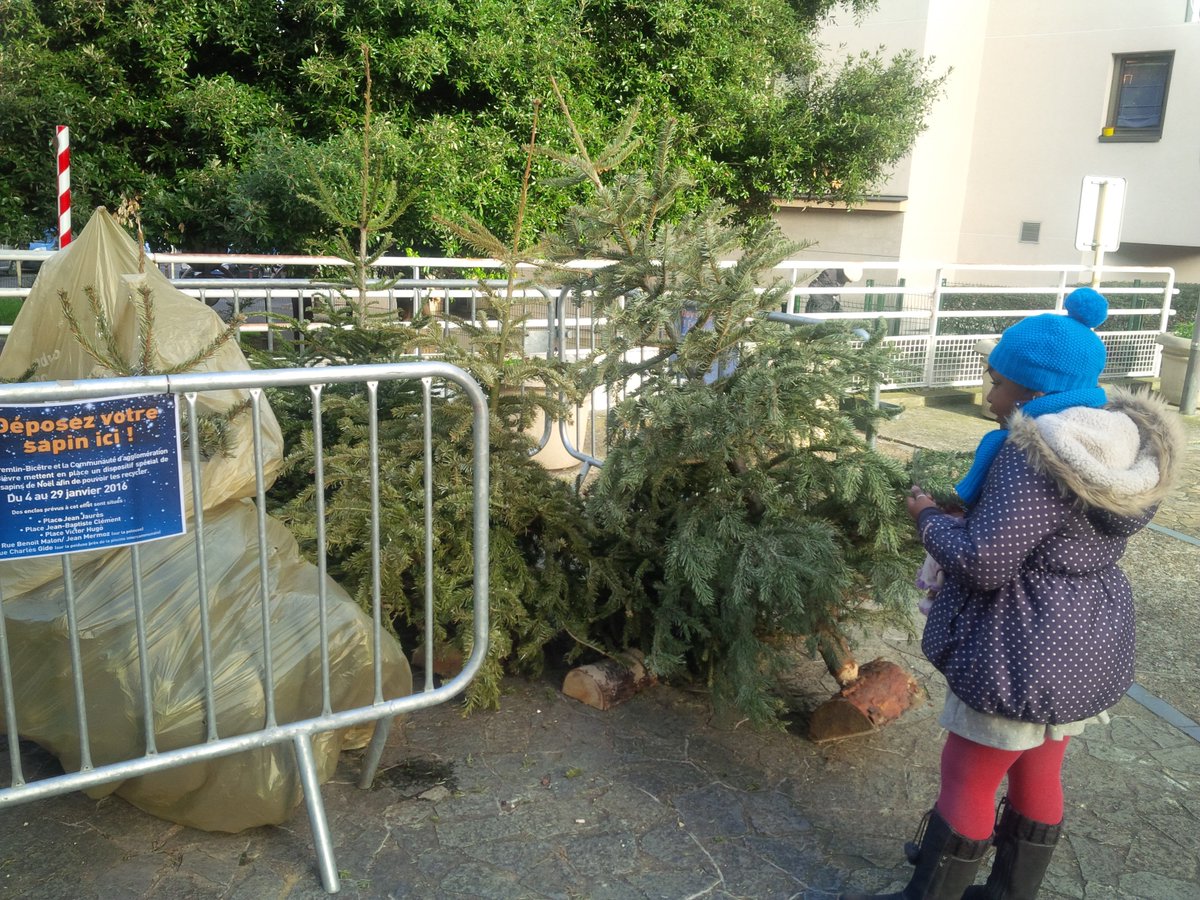 Niangwa's tweet photo. Faire la moitié du quartier juste pour déposer le sapin au THE spot. ✔#AutoCongrat #SuperMum https://t.co/TgaVlPxf5o