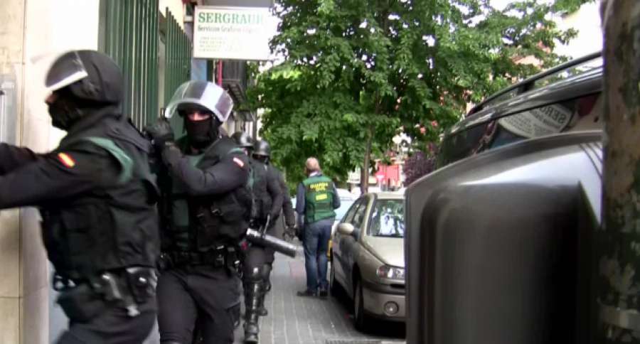 ComandanciasTV's tweet photo. Los agentes entran en la casa de los testaferros chinos: "@GuardiaCivil, ¡al suelo!" ▶ https://t.co/BO1ntFCe7F https://t.co/GPK53hcjsE