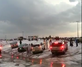 ElTiempo_tve's tweet photo. Los coches patinan con la nieve en #ArabiaSaudí que registra su primera nevada en 85 años https://t.co/pgNYVJL0WF https://t.co/DopQyBh9k9