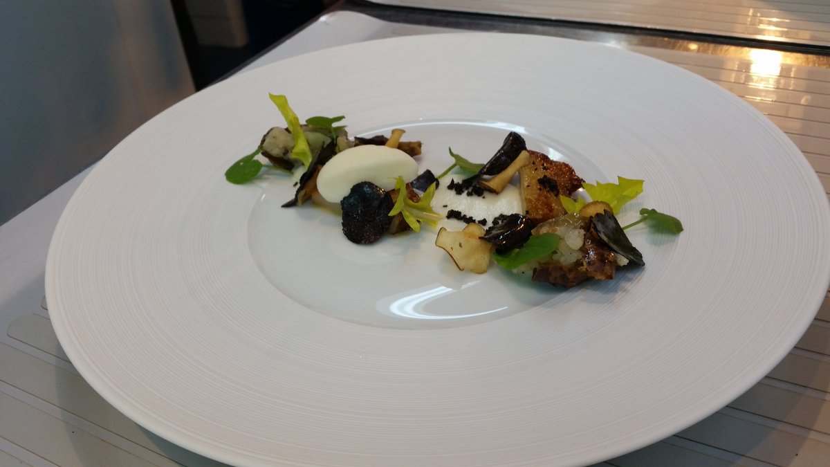 Chef_Jere's tweet image. Day at #lemanoir what an experience n service!! Merci #raymondblanc #foodporn Experiencia unica #comida_orgasmica