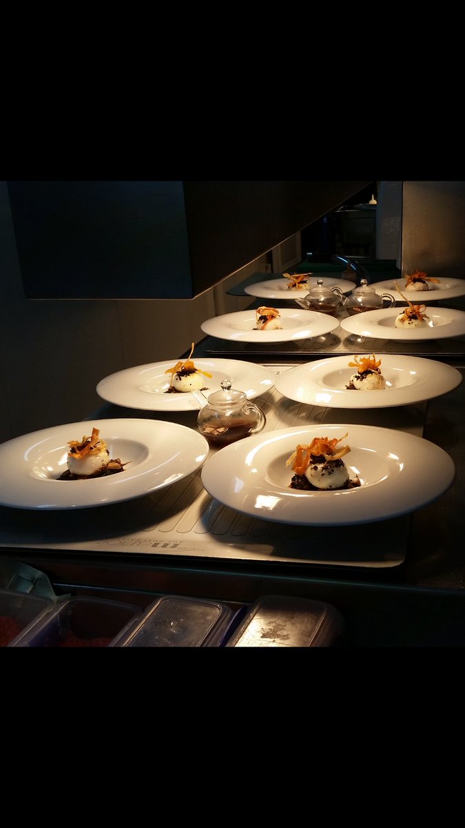 Chef_Jere's tweet image. Day at #lemanoir what an experience n service!! Merci #raymondblanc #foodporn Experiencia unica #comida_orgasmica