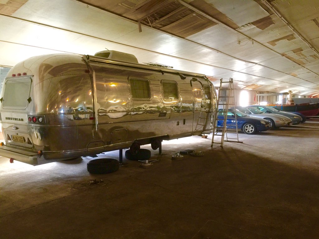devizes_storage's tweet image. Airstream winter brakes overhaul today,nice dry and warm in here!!, #devizesstorage #caravanstorage #carstorage