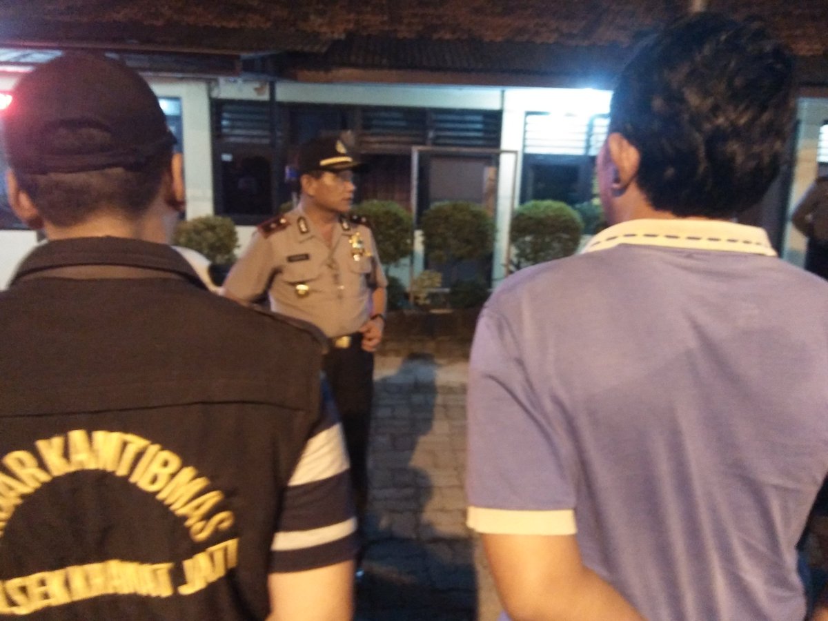 TMCPoldaMetro's tweet photo. 00.11 Kapolsek Kramatjati Pimpin Sinergitas 3pilar mengamankan Wilayah dari gangguan kamtibmas https://t.co/3nARWOy6O0 @pak_dewardi