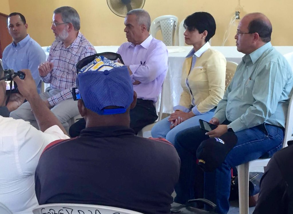 jDomingoBatista's tweet photo. .@RodrigMarchena ,Cynthia Rosario, DICOM y Domingo Colon, Gobernador. Se reúnen con comunicadores de Mao Valverde. https://t.co/wzpdrouQvK