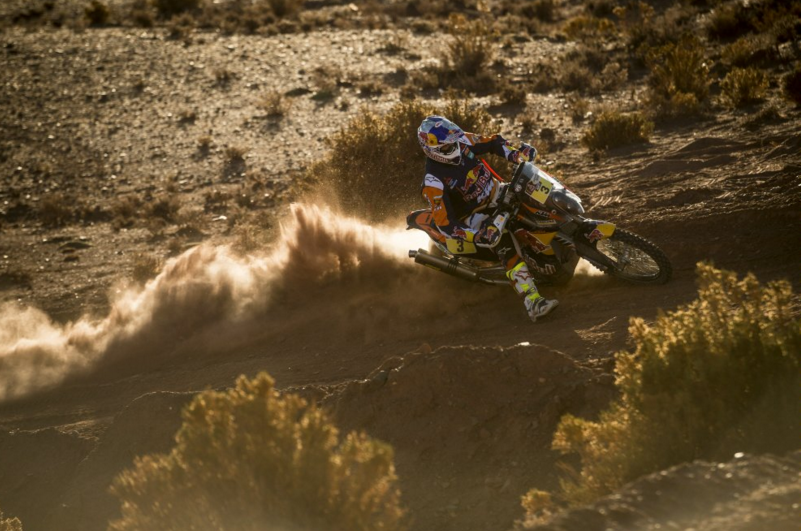 dakar's tweet photo. 🏆 #Dakar2016 - BIKES 🏆
1. @tobyprice87 
2. @stefansvitko + 39'41''
3. @quintanilla102  + 48'48''
©RedBull https://t.co/QtM8gFuR7v