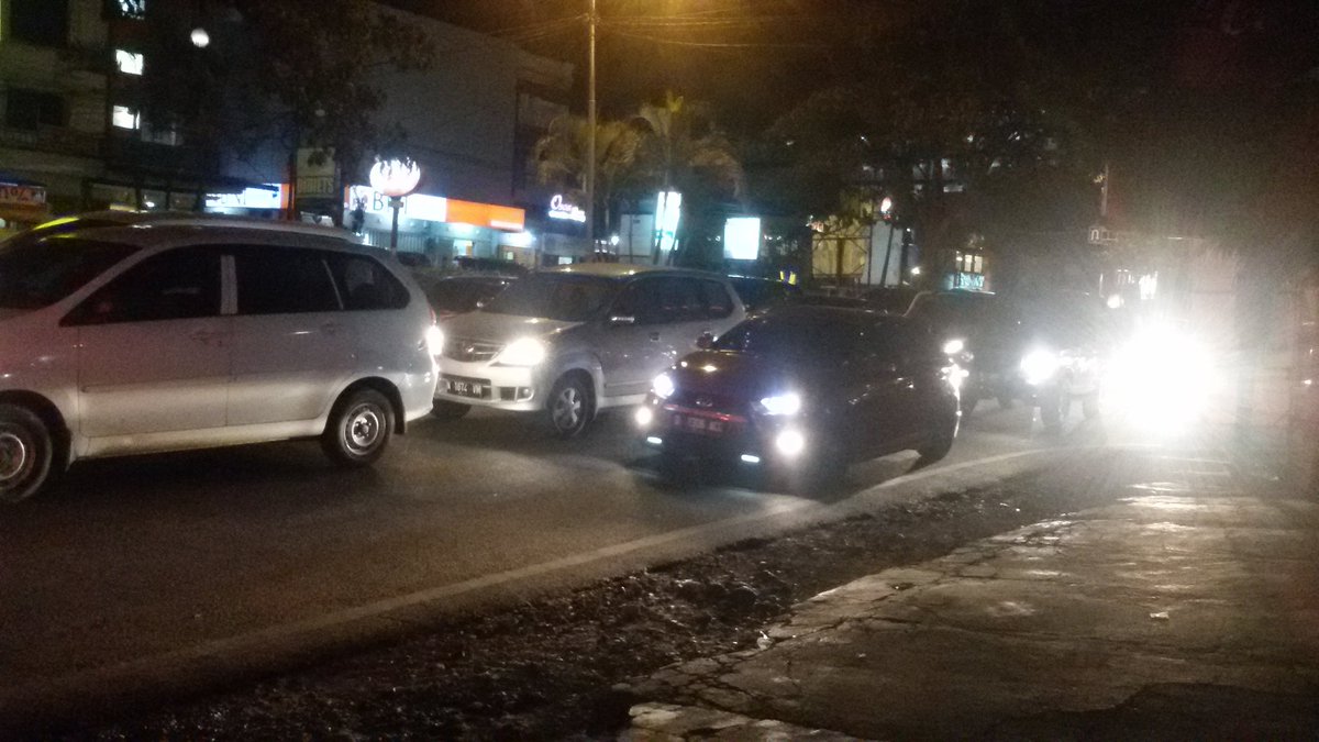 Elsaadcr's tweet photo. Pukul 20.17 WIB Jl. Soekarno Hatta terpantau padat merayap #TrafficMalang #Elsa.M2 @Edunewsfm https://t.co/YsIdFYxYm6