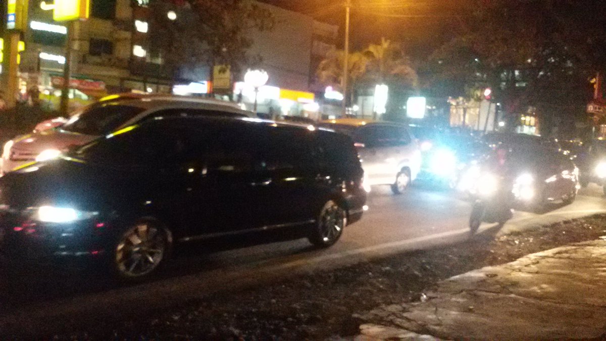 Elsaadcr's tweet photo. Pukul 20.17 WIB Jl. Soekarno Hatta terpantau padat merayap #TrafficMalang #Elsa.M2 @Edunewsfm https://t.co/YsIdFYxYm6