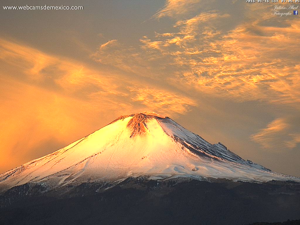 webcamsdemexico's tweet image. ¡Vaya imagen! La nieve del Volcán #Popocatépetl hoy al amanecer. Vista San Nicolás de los Ranchos #Puebla