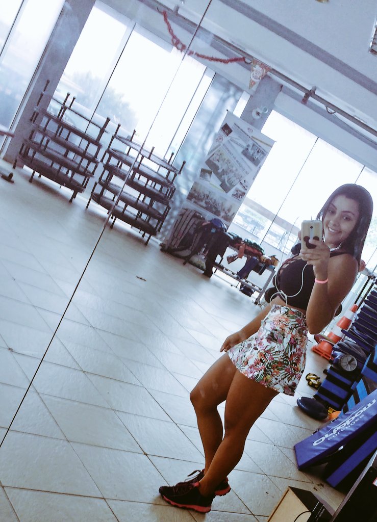 dessinhapkn's tweet photo. Bora lá 💪 #comchuvamesmo #legday #2kmnaconta #projetofininha #ninguémsegura https://t.co/NCqoHJ8shv