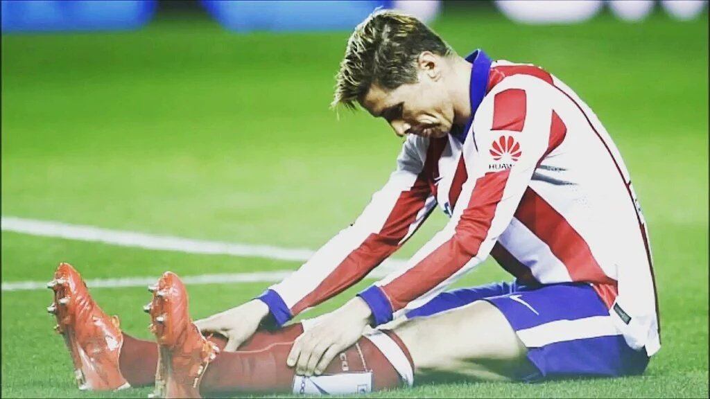 Atleti_Goleador's tweet photo. "No importa lo fuerte que te golpeen, sino que seas capaz de aguantar los golpes y levantarte " #TorresRojiblanco https://t.co/snVzS6vRz6
