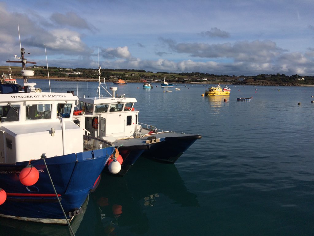 stagnesboating's tweet photo. Stunning day in Scilly, crisp warm and no wind 😃😃😃 https://t.co/FFInML2tvl
