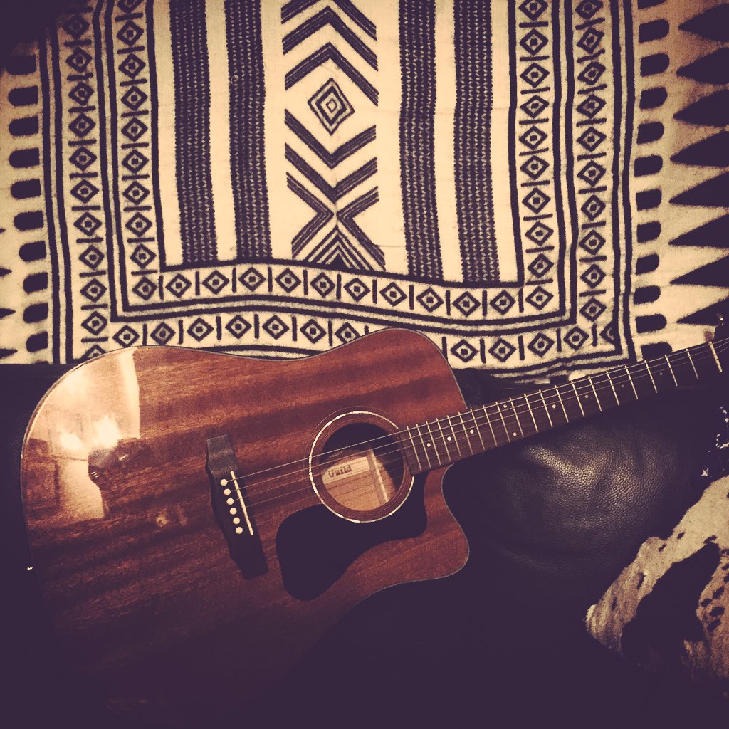 shun_TF's tweet photo. My guitar, my room🎸🏠 https://t.co/mznmhPAD0G