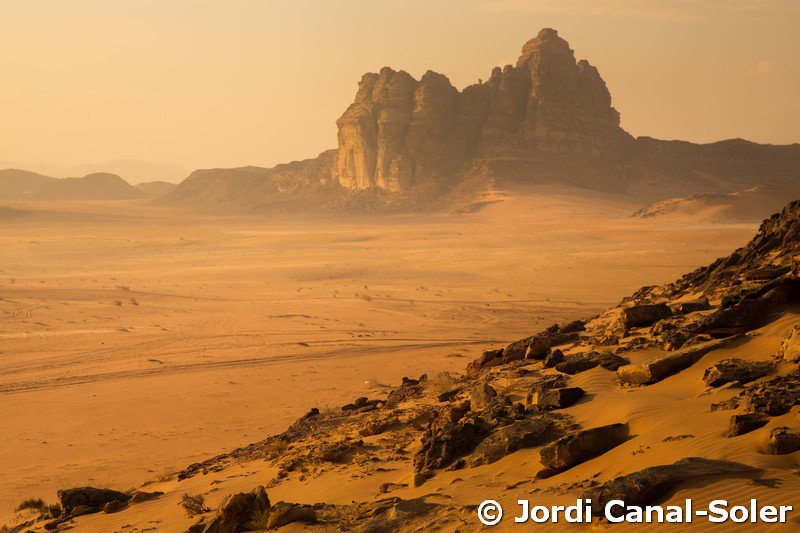 jordicanalsoler's tweet image. You saw it in @MartianMovie and #LawrenceofArabia. #WadiRumm, the best desert in the world. apuntsdeviatge.blogspot.com.es/2015/10/wadi-r…