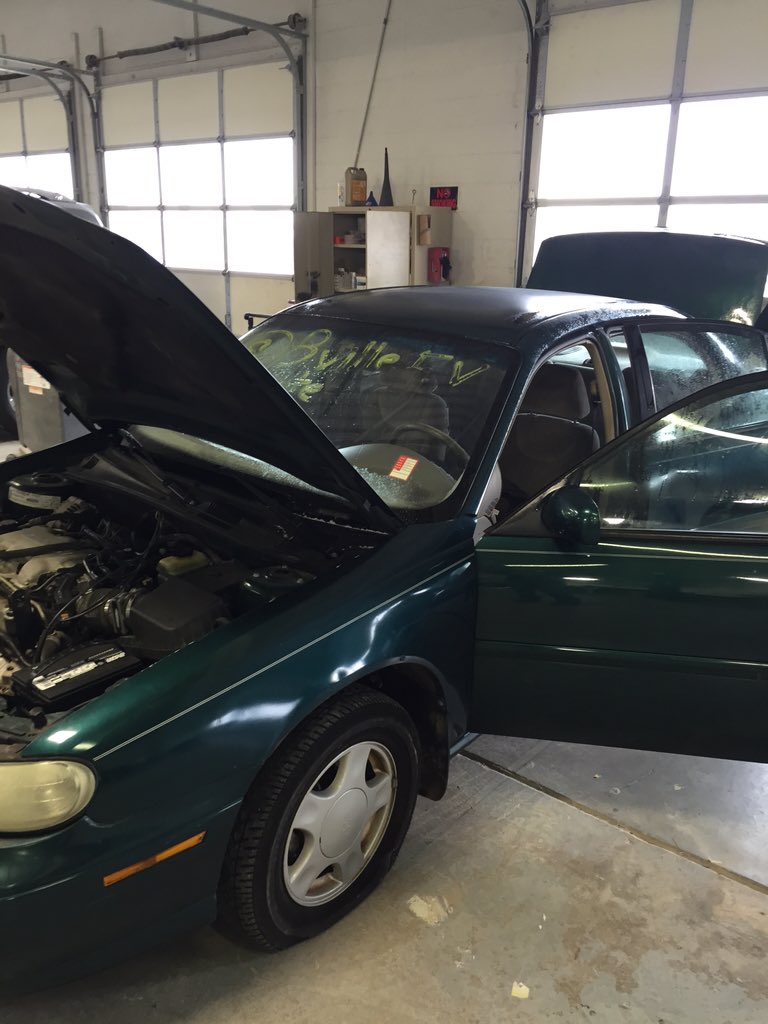 BvilleEVteam's tweet image. Today is the day! Time to begin the conversion. @Jamerine @startup_junkie @Bentonville_PS #Innovation #lab415c