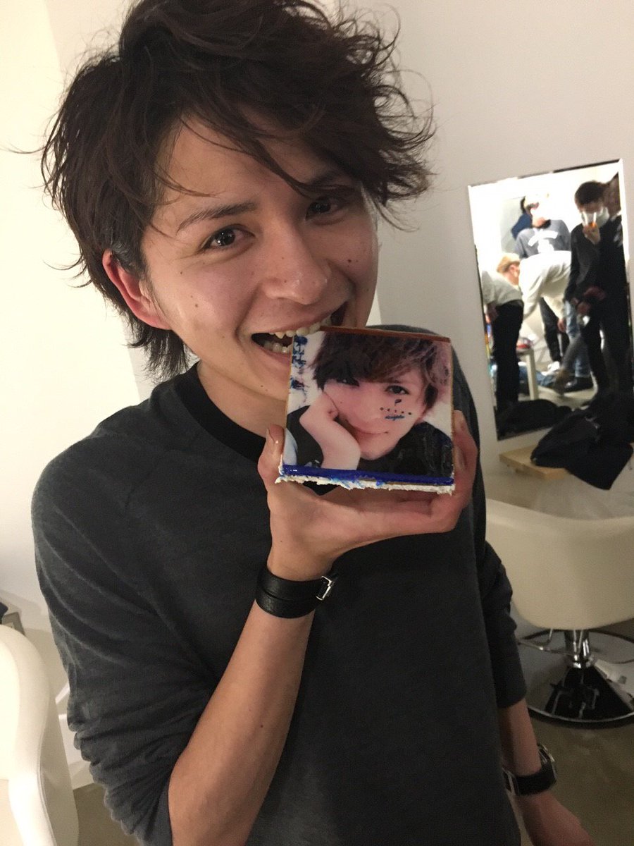 三科光平 On Twitter 1月16日 三科光平 ２７歳になりました スタッフみんなにお祝いしてもらって本当に幸せです W いつまでもみんな仲良く そしてスタッフみんなが幸せって言えるようなサロンをこの仲間たちと作ります Https T Co Nl3tptyrnj