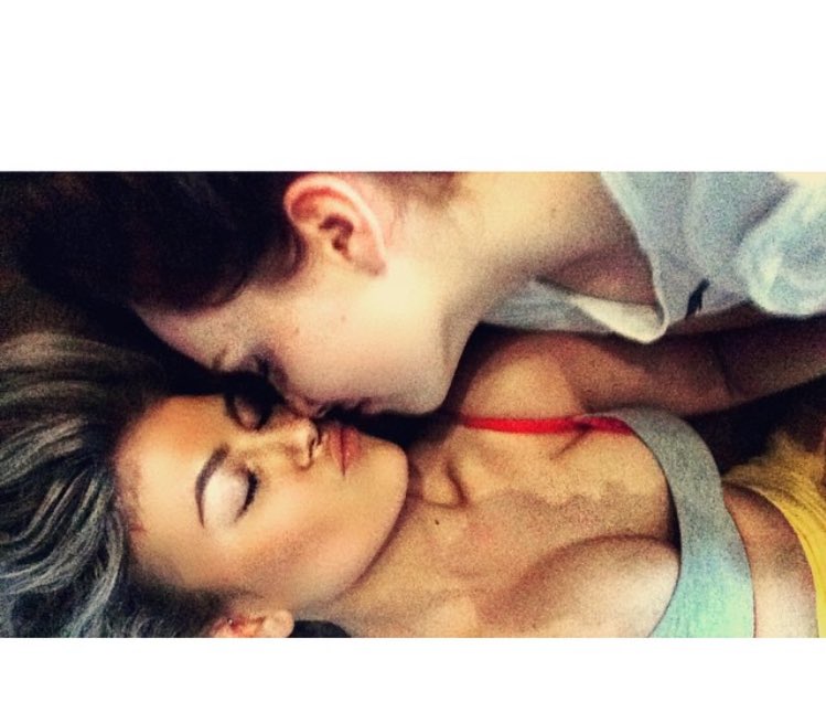 FreyaaMason's tweet photo. My Georgia 👭👩‍❤️‍💋‍👩❤️ I love you #lesbian #proud 🌈 https://t.co/lVFECWo78c