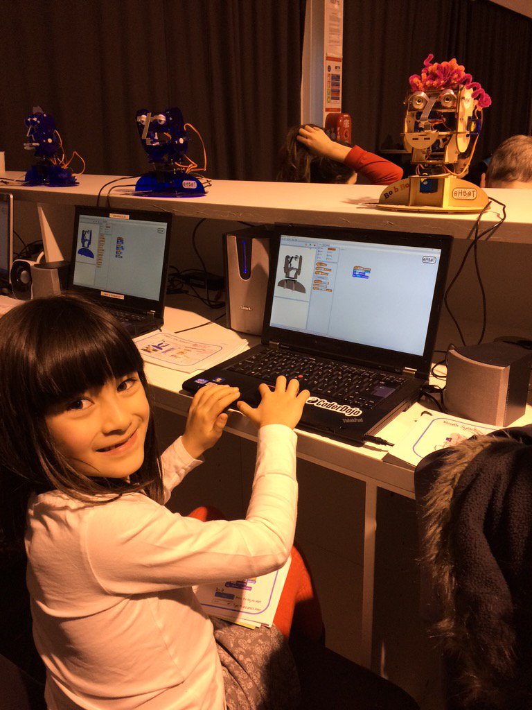 KerryLiu3's tweet image. Kathryn using scratch to program the Ohbot @CoderDojoLondon @UCLEngEdu #CoderDojo
