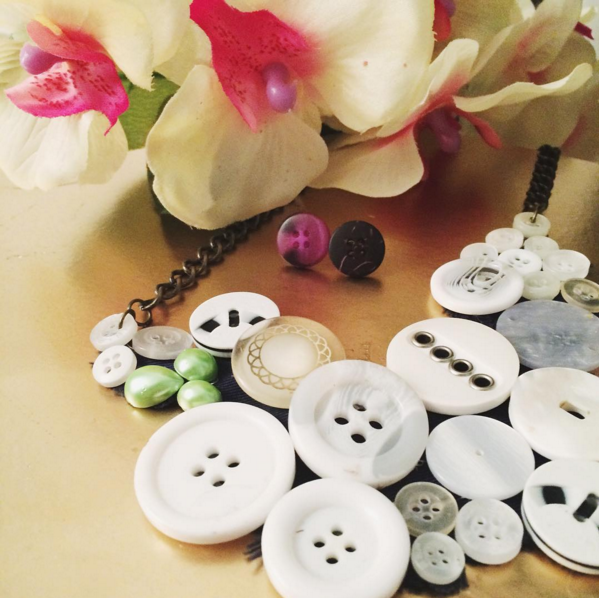 vickiistace's tweet photo. Follow + RT to #win a button necklace + earrings! Ends 1/23. Head Instagram (@vickiistace) for a 2nd shot! US &amp; CAN https://t.co/ouT3HlyUw3