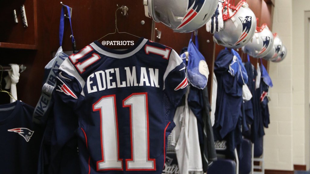 Patriots's tweet photo. Inside the #Patriots locker room before #KCvsNE. 

#LetsGo #DoYourJob https://t.co/4uUNPYP48D