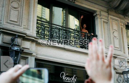 NewPressService's tweet photo. Folla di #fans sotto la finestra dell'attore star Cameron Dallas - #Milano #camerondallasarebeautiful https://t.co/cr2oEVMOGB