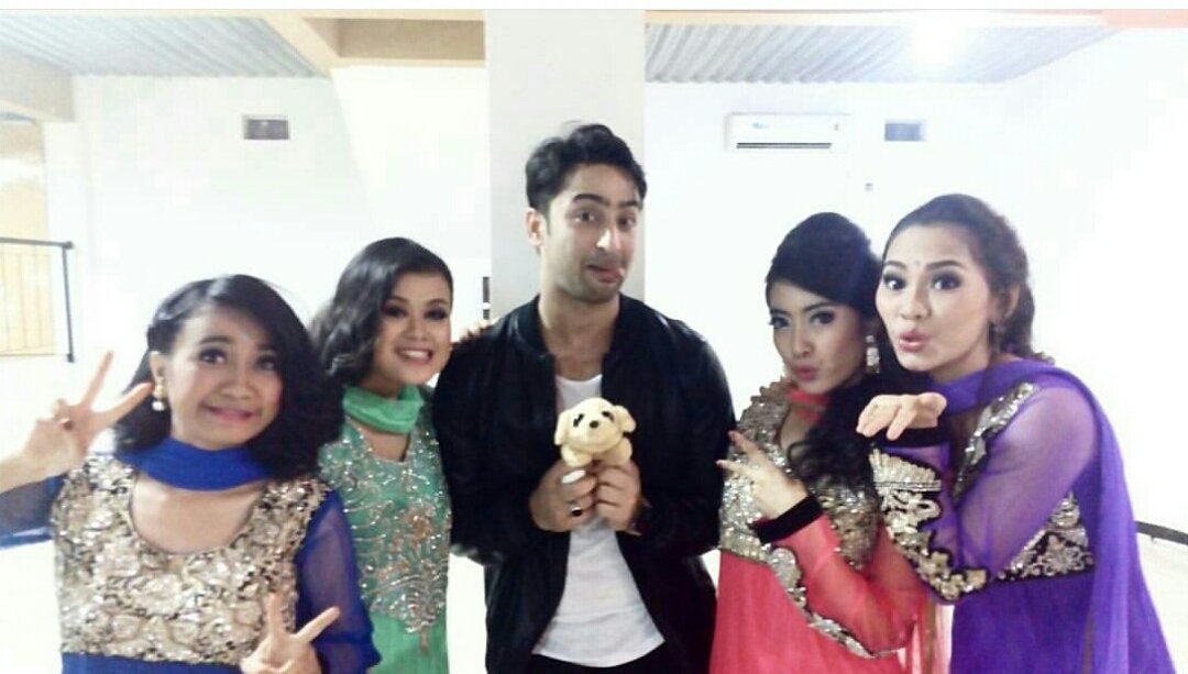 ShaheerSomyaFC's tweet photo. #New PIC ~ Our Herro @Shaheer_S with PAA contestants back stage of #SHAHEERSANGARJUNA @whatsonANTV https://t.co/Ow4dtfN6yK