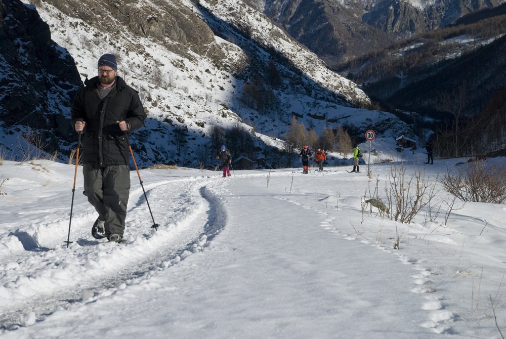 BricTour's tweet photo. Giornata di sole, ma soprattutto tanto vento. Bella gita, grazie a tutti. #VallidiLanzo #usseglio #snow #ciaspole https://t.co/FFeGjG1lad